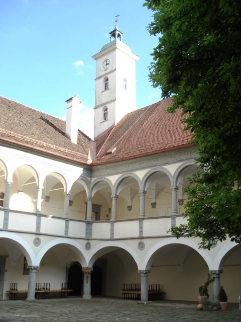 Teilansicht des Innenhofes  Fachschule Schloss Neudorf / Pater Herbert Baumann